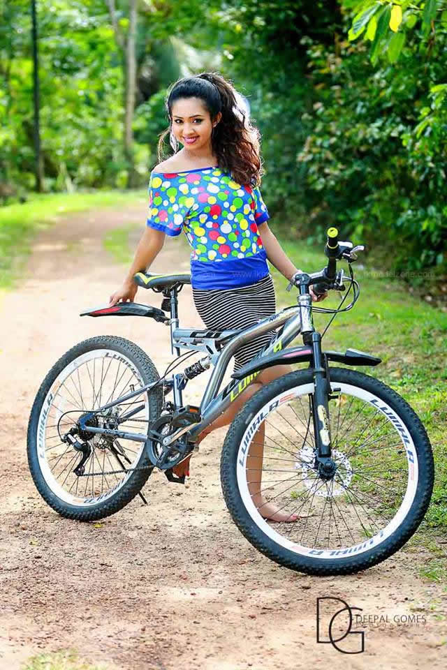 48709660004Amadhi%20Upeksha%20Deeneththi.jpg